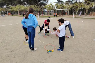 Alumnes de 1r ESO-NEI i de 1r de primària de Jesuïtes Lleida compartint activitats en el parc temàtic CREACIU organitzat en el marc del projecte KUMI de religió