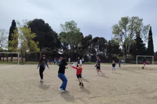 Alumnes de 1r ESO-NEI i de 1r de primària de Jesuïtes Lleida compartint activitats en el parc temàtic CREACIU organitzat en el marc del projecte KUMI de religió