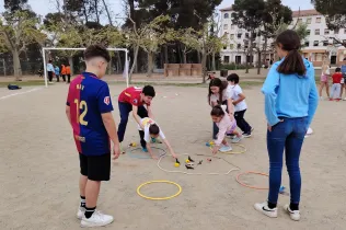 Alumnes de 1r ESO-NEI i de 1r de primària de Jesuïtes Lleida compartint activitats en el parc temàtic CREACIU organitzat en el marc del projecte KUMI de religió