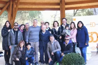 Membres dels diferents Equips de l'Escola de Pares i Mares del Claver de diferents anys homenatjant al Pare Salat