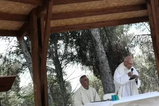 Pare Ignasi Salat en una celebració a l'Aula Natura del Claver