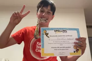 Guanyador de la final escolar Spelling Bee d'AMCO a Jesuïtes Lleida
