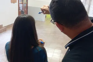 Alumnes de la matèria de dibuix tècnic de 1r BAT de Jesuïtes Lleida Col·legi Claver realitzant activitats del programa "Arquitectura a les aules" del Col·legi d'Arquitectes de Catalunya