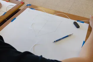 Alumnes de la matèria de dibuix tècnic de 1r BAT de Jesuïtes Lleida Col·legi Claver realitzant activitats del programa "Arquitectura a les aules" del Col·legi d'Arquitectes de Catalunya