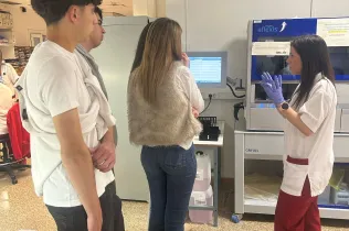 Alumnes de BAT 1 de Jesuïtes Lleida de l'assignatura de Biomedicina visitant el Banc de Sant i el Departament d'Anatomia Patològica de l'Hospital Universitari Arnau de Vilanova de Lleida