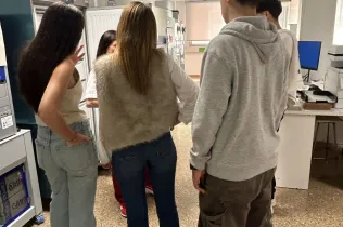 Alumnes de BAT 1 de Jesuïtes Lleida de l'assignatura de Biomedicina visitant el Banc de Sant i el Departament d'Anatomia Patològica de l'Hospital Universitari Arnau de Vilanova de Lleida