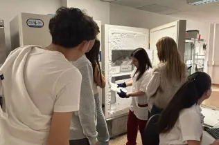 Alumnes de BAT 1 de Jesuïtes Lleida de l'assignatura de Biomedicina visitant el Banc de Sant i el Departament d'Anatomia Patològica de l'Hospital Universitari Arnau de Vilanova de Lleida