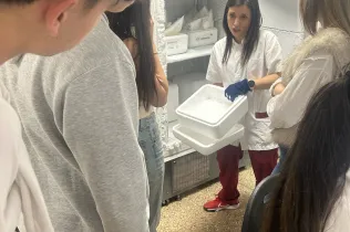 Alumnes de BAT 1 de Jesuïtes Lleida de l'assignatura de Biomedicina visitant el Banc de Sant i el Departament d'Anatomia Patològica de l'Hospital Universitari Arnau de Vilanova de Lleida