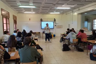 Alumnes de 2n BAT de Jesuïtes Lleida Col·legi Claver en una xerrada dels Seminaris de Geografia organitzat des de l'etapa