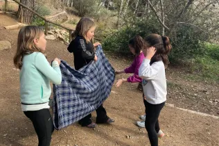 Alumnes de la PIN 3 de Jesuïtes Lleida en una sessió de bosc en el marc del projecte Claver Natura
