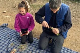 Alumnes de la PIN 3 de Jesuïtes Lleida en una sessió de bosc en el marc del projecte Claver Natura