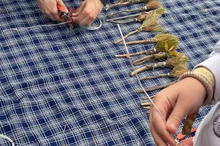 Alumnes de la PIN 3 de Jesuïtes Lleida en una sessió de bosc en el marc del projecte Claver Natura