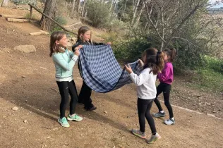 Alumnes de la PIN 3 de Jesuïtes Lleida en una sessió de bosc en el marc del projecte Claver Natura