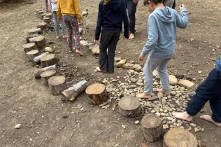 Alumnes de la PIN 3 de Jesuïtes Lleida en una sessió de bosc en el marc del projecte Claver Natura