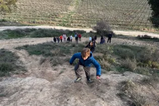 Alumnes de la PIN 3 de Jesuïtes Lleida en una sessió de bosc en el marc del projecte Claver Natura