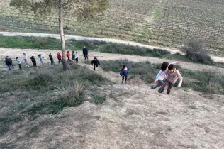 Alumnes de la PIN 3 de Jesuïtes Lleida en una sessió de bosc en el marc del projecte Claver Natura