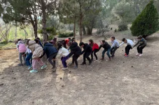 Alumnes de la PIN 3 de Jesuïtes Lleida en una sessió de bosc en el marc del projecte Claver Natura
