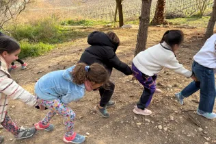 Alumnes de la PIN 3 de Jesuïtes Lleida en una sessió de bosc en el marc del projecte Claver Natura