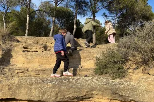 Alumnes de la PIN 3 de Jesuïtes Lleida en una sessió de bosc en el marc del projecte Claver Natura