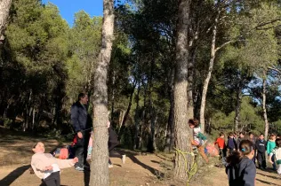 Alumnes de la PIN 3 de Jesuïtes Lleida en una sessió de bosc en el marc del projecte Claver Natura