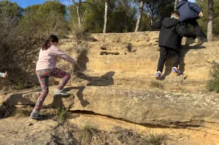 Alumnes de la PIN 3 de Jesuïtes Lleida en una sessió de bosc en el marc del projecte Claver Natura
