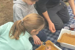 Alumnes de la PIN 3 de Jesuïtes Lleida en una sessió de bosc en el marc del projecte Claver Natura