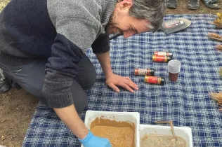 Alumnes de la PIN 3 de Jesuïtes Lleida en una sessió de bosc en el marc del projecte Claver Natura