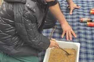 Alumnes de la PIN 3 de Jesuïtes Lleida en una sessió de bosc en el marc del projecte Claver Natura