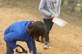Alumnes de la PIN 3 de Jesuïtes Lleida en una sessió de bosc en el marc del projecte Claver Natura