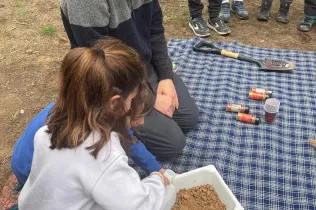 Alumnes de la PIN 3 de Jesuïtes Lleida en una sessió de bosc en el marc del projecte Claver Natura