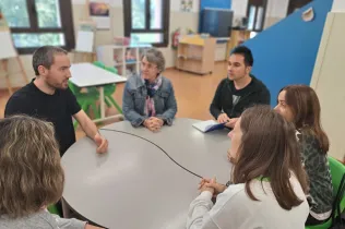 Mestres de l'escola Les Codinetes de Tarragona i d'una educadora del Centre de Recursos Pedagògics del Tarragonès, en la seva visita a Jesuïtes Lleida per conèixer el projecte d'escola bosc de Claver Natura. 