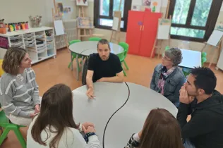 Mestres de l'escola Les Codinetes de Tarragona i d'una educadora del Centre de Recursos Pedagògics del Tarragonès, en la seva visita a Jesuïtes Lleida per conèixer el projecte d'escola bosc de Claver Natura. 