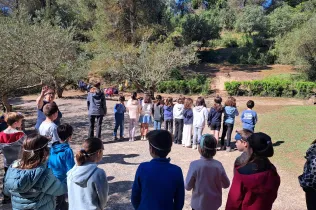 Mestres de l'escola Les Codinetes de Tarragona i d'una educadora del Centre de Recursos Pedagògics del Tarragonès, en la seva visita a Jesuïtes Lleida per conèixer el projecte d'escola bosc de Claver Natura. 
