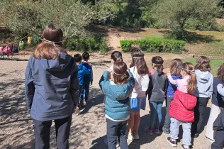 Mestres de l'escola Les Codinetes de Tarragona i d'una educadora del Centre de Recursos Pedagògics del Tarragonès, en la seva visita a Jesuïtes Lleida per conèixer el projecte d'escola bosc de Claver Natura. 