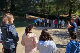 Mestres de l'escola Les Codinetes de Tarragona i d'una educadora del Centre de Recursos Pedagògics del Tarragonès, en la seva visita a Jesuïtes Lleida per conèixer el projecte d'escola bosc de Claver Natura. 