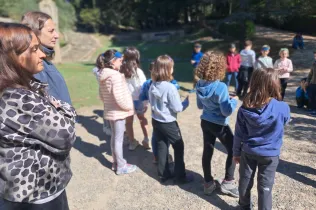 Mestres de l'escola Les Codinetes de Tarragona i d'una educadora del Centre de Recursos Pedagògics del Tarragonès, en la seva visita a Jesuïtes Lleida per conèixer el projecte d'escola bosc de Claver Natura. 