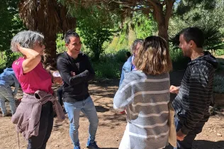 Mestres de l'escola Les Codinetes de Tarragona i d'una educadora del Centre de Recursos Pedagògics del Tarragonès, en la seva visita a Jesuïtes Lleida per conèixer el projecte d'escola bosc de Claver Natura. 