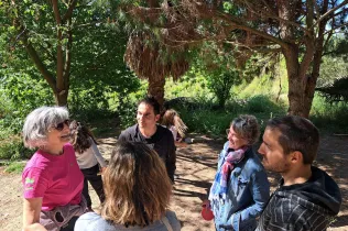 Mestres de l'escola Les Codinetes de Tarragona i d'una educadora del Centre de Recursos Pedagògics del Tarragonès, en la seva visita a Jesuïtes Lleida per conèixer el projecte d'escola bosc de Claver Natura. 