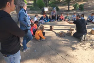 Mestres de l'escola Les Codinetes de Tarragona i d'una educadora del Centre de Recursos Pedagògics del Tarragonès, en la seva visita a Jesuïtes Lleida per conèixer el projecte d'escola bosc de Claver Natura. 