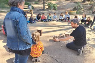 Mestres de l'escola Les Codinetes de Tarragona i d'una educadora del Centre de Recursos Pedagògics del Tarragonès, en la seva visita a Jesuïtes Lleida per conèixer el projecte d'escola bosc de Claver Natura. 