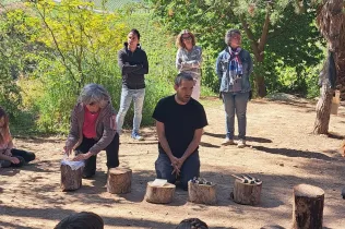 Mestres de l'escola Les Codinetes de Tarragona i d'una educadora del Centre de Recursos Pedagògics del Tarragonès, en la seva visita a Jesuïtes Lleida per conèixer el projecte d'escola bosc de Claver Natura. 