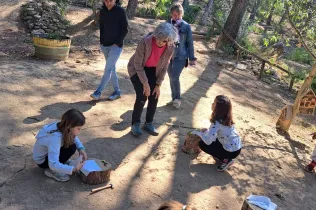 Mestres de l'escola Les Codinetes de Tarragona i d'una educadora del Centre de Recursos Pedagògics del Tarragonès, en la seva visita a Jesuïtes Lleida per conèixer el projecte d'escola bosc de Claver Natura. 