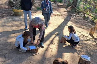 Mestres de l'escola Les Codinetes de Tarragona i d'una educadora del Centre de Recursos Pedagògics del Tarragonès, en la seva visita a Jesuïtes Lleida per conèixer el projecte d'escola bosc de Claver Natura. 
