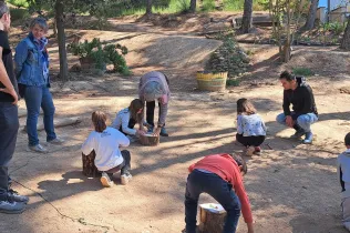 Mestres de l'escola Les Codinetes de Tarragona i d'una educadora del Centre de Recursos Pedagògics del Tarragonès, en la seva visita a Jesuïtes Lleida per conèixer el projecte d'escola bosc de Claver Natura. 