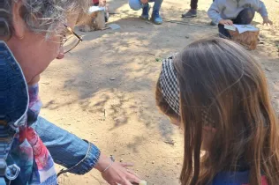 Mestres de l'escola Les Codinetes de Tarragona i d'una educadora del Centre de Recursos Pedagògics del Tarragonès, en la seva visita a Jesuïtes Lleida per conèixer el projecte d'escola bosc de Claver Natura. 