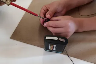 Alumnes de 6è de Primària-NEI treballant amb l'Enric Quinquilla, educador de l'escola del PAS, tcol·laborant amb l'alumnat en el marc del projecte Codi Energia