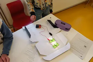 Alumnes de 6è de Primària-NEI treballant amb l'Enric Quinquilla, educador de l'escola del PAS, tcol·laborant amb l'alumnat en el marc del projecte Codi Energia