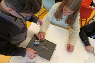 Alumnes de 6è de Primària-NEI treballant amb l'Enric Quinquilla, educador de l'escola del PAS, tcol·laborant amb l'alumnat en el marc del projecte Codi Energia