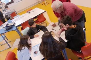Alumnes de 6è de Primària-NEI treballant amb l'Enric Quinquilla, educador de l'escola del PAS, tcol·laborant amb l'alumnat en el marc del projecte Codi Energia