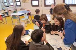 Alumnes de 6è de Primària-NEI treballant amb l'Enric Quinquilla, educador de l'escola del PAS, tcol·laborant amb l'alumnat en el marc del projecte Codi Energia